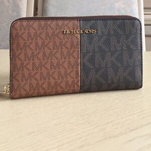 Michael Kors Jet Set Luggage Multi Wallet
